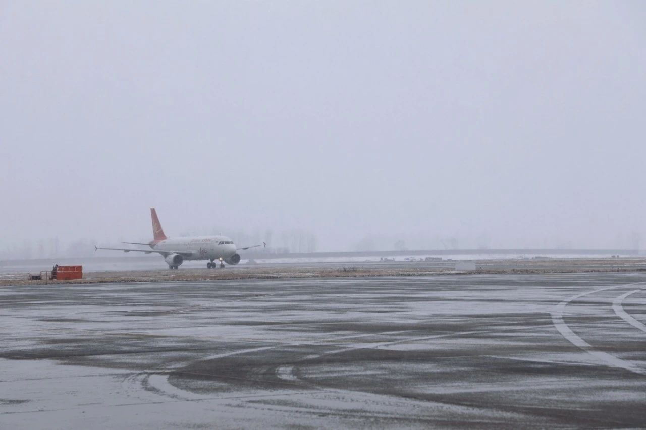 風雪礪初心 擔當護歸途 | 信陽明港機場戰冰雪保通暢